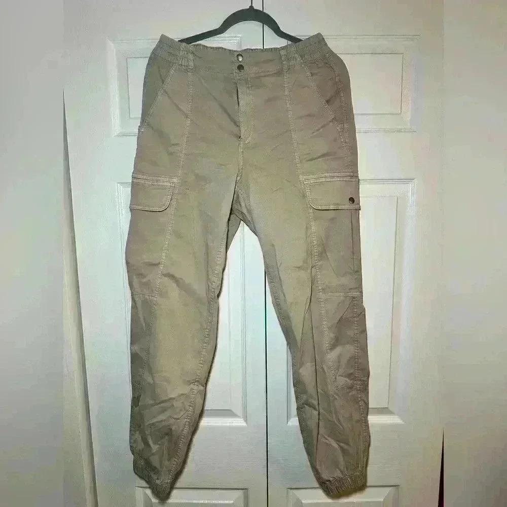 Garage Women’s Beige Cargo Pants. Size: M